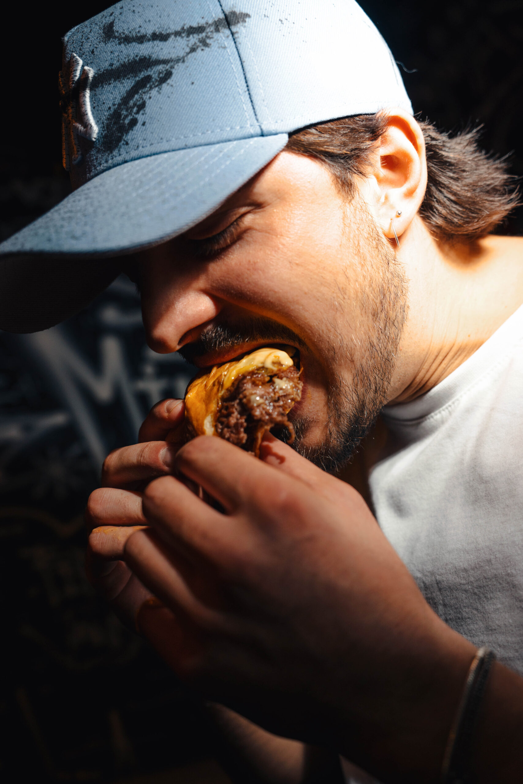 lo smash burger di smash house addentato da un ragazzo